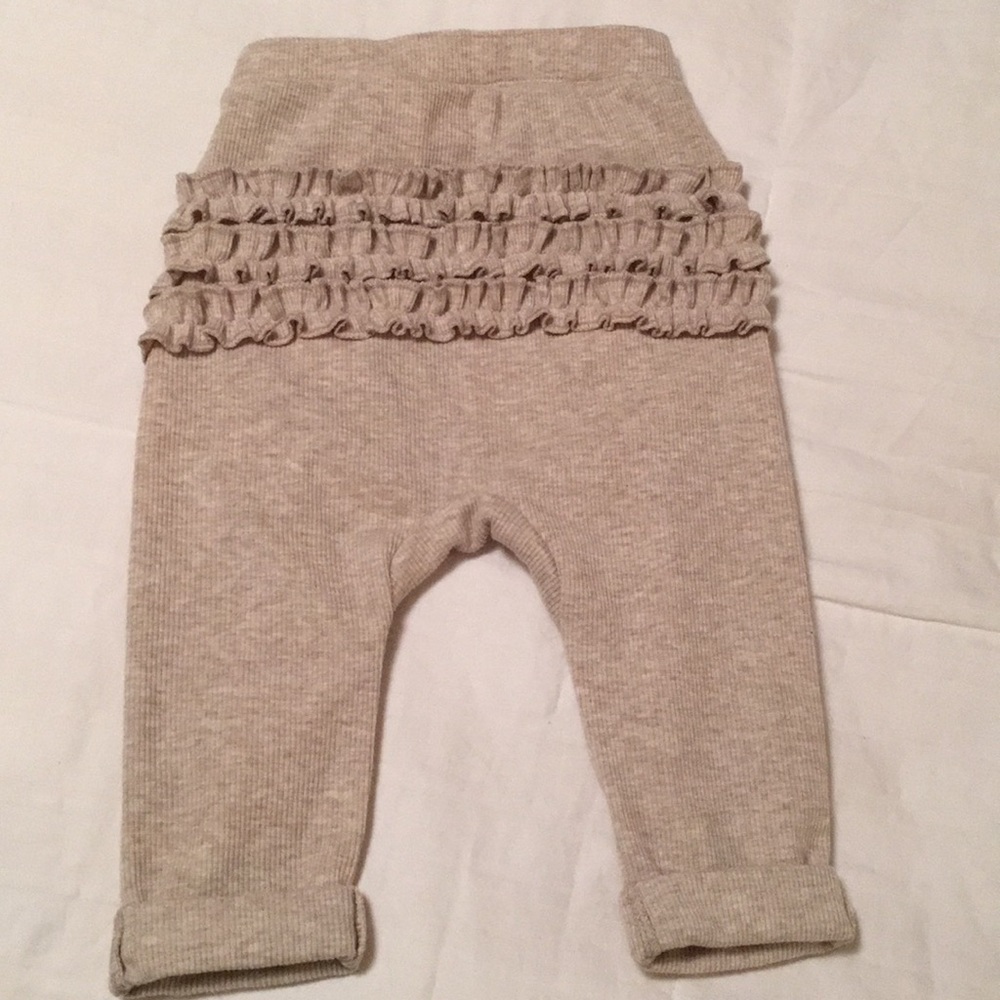 3 to 6 month old pant with ruffled bottom.